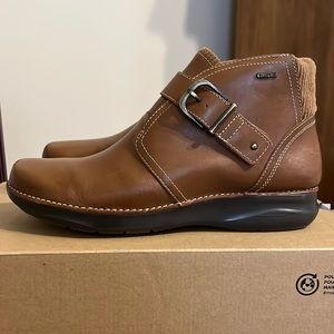 Clarks Waterproof Ankle Boots - size 7.5